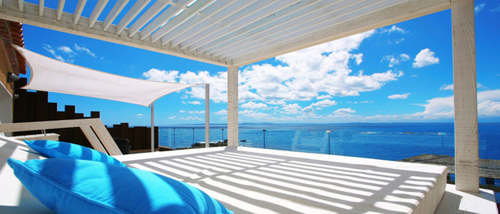 hotel con sofa en terraza vistas al mar